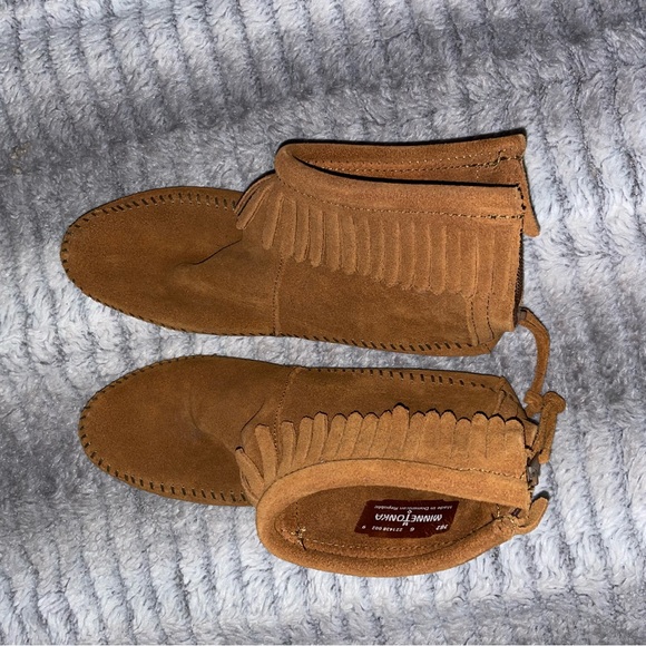 Minnetonka High Top Back Zip Boot. Brown. Like new - Picture 4 of 7